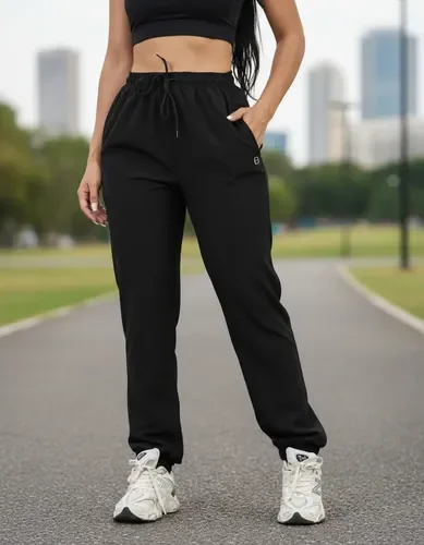 Calça jogger feminina preta HO Têxtil com cordão na cintura e punho no tornozelo