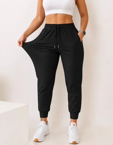 Calça jogger feminina preta Statelles de cintura alta, vestida com top branco