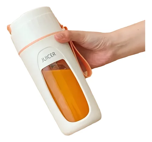 Mão segurando coqueteleira elétrica branca com alça laranja, cheia de suco laranja