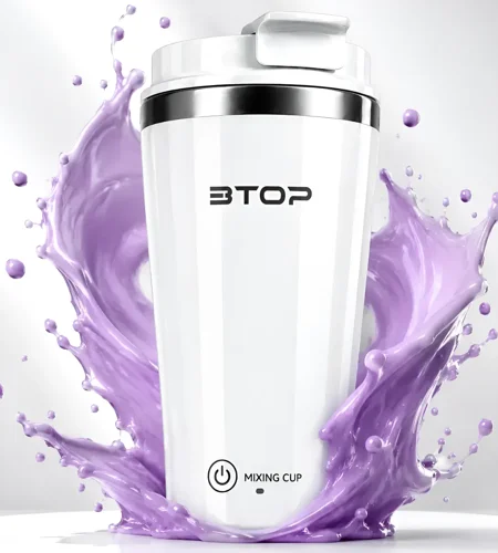 Copo misturador elétrico branco com a marca BTOP, com respingo roxo ao fundo