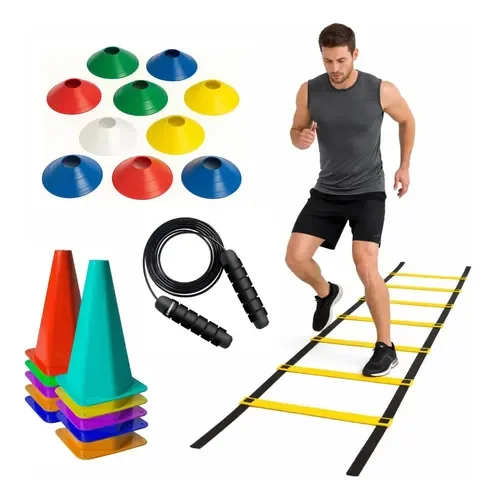 Kit Rubber Fit com escada de agilidade amarela, cones coloridos, pratos de marcação e corda de pular, com um homem treinando