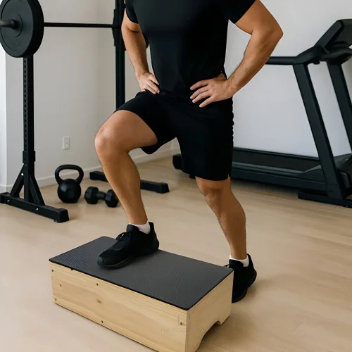 Step Kabooflex de madeira clara com tampo escuro, em uso numa sala de treino