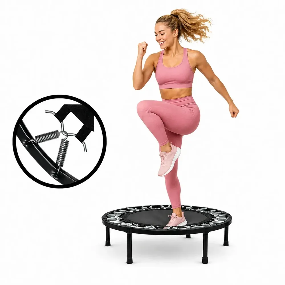 Mulher de top e legging rosa pulando num mini trampolim preto de 80 cm, com detalhe da mola em destaque