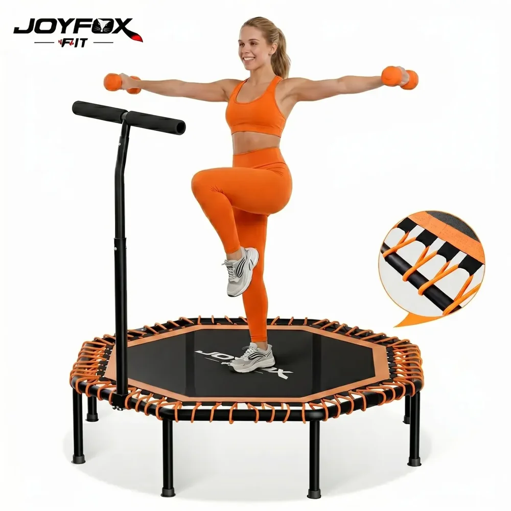 Mulher de top e legging laranja pulando num trampolim octogonal preto e laranja Joyfox, com barra de apoio central